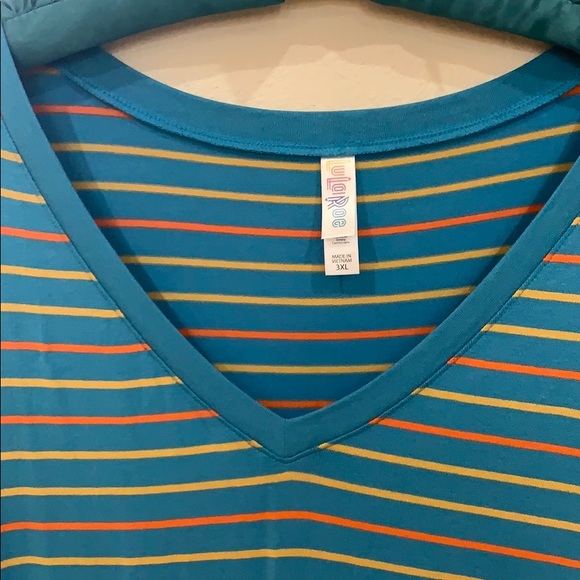 LuLa Roe plus size women’s V-neck top - Picture 4 of 6